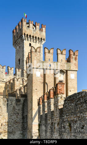 SIRMIONE SUL LAGO DI GARDA, Italia - Settembre 2018: Castello Scaligero nella cittadina lacustre di Sirmione sul Lago di Garda. Si tratta di una fortezza medievale sul bordo della Foto Stock