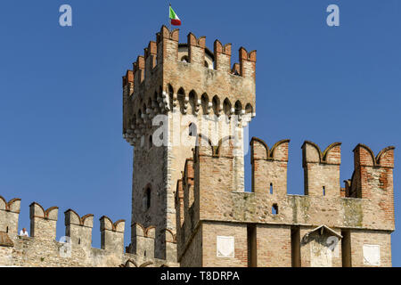 SIRMIONE SUL LAGO DI GARDA, Italia - Settembre 2018: Castello Scaligero nella cittadina lacustre di Sirmione sul Lago di Garda. Si tratta di una fortezza medievale sul bordo della Foto Stock