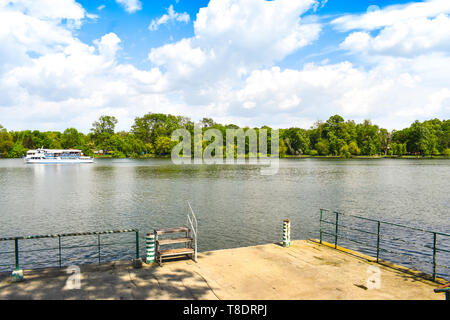 Bellissimo Parco Herastrau da Bucarest, Romania in una giornata di primavera. Foto Stock