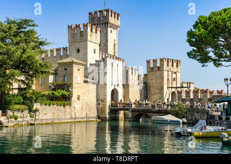 SIRMIONE SUL LAGO DI GARDA, Italia - Settembre 2018: Castello Scaligero nella cittadina lacustre di Sirmione sul Lago di Garda. Si tratta di una fortezza medievale sul bordo della Foto Stock