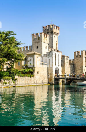 SIRMIONE SUL LAGO DI GARDA, Italia - Settembre 2018: Castello Scaligero nella cittadina lacustre di Sirmione sul Lago di Garda. Si tratta di una fortezza medievale sul bordo della Foto Stock