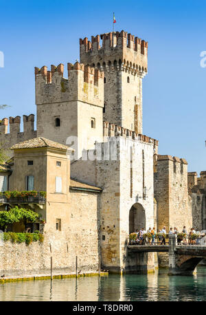 SIRMIONE SUL LAGO DI GARDA, Italia - Settembre 2018: Castello Scaligero nella cittadina lacustre di Sirmione sul Lago di Garda. Si tratta di una fortezza medievale sul bordo della Foto Stock