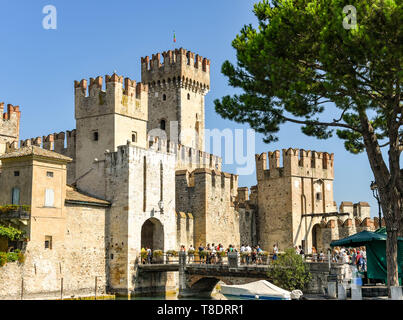 SIRMIONE SUL LAGO DI GARDA, Italia - Settembre 2018: Castello Scaligero nella cittadina lacustre di Sirmione sul Lago di Garda. Si tratta di una fortezza medievale sul bordo della Foto Stock