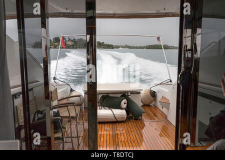 La Baia di Kotor, Montenegro, 29 Aprile 2019: vista sul sentiero a sinistra sulla superficie del mare dietro la velocità di movimento di yacht Foto Stock