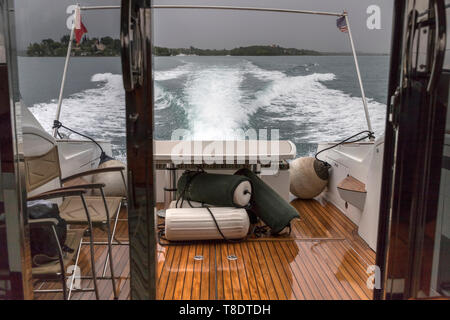 La Baia di Kotor, Montenegro, 29 Aprile 2019: vista sul sentiero a sinistra sulla superficie del mare dietro la velocità di movimento di yacht Foto Stock