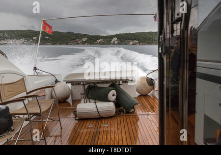 La Baia di Kotor, Montenegro, 29 Aprile 2019: vista sul sentiero a sinistra sulla superficie del mare dietro la velocità di movimento di yacht Foto Stock