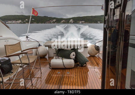 La Baia di Kotor, Montenegro, 29 Aprile 2019: vista sul sentiero a sinistra sulla superficie del mare dietro la velocità di movimento di yacht Foto Stock