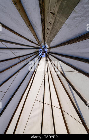Le Prime Nazioni teepee o tende Tepee, guardando verso l'alto dall'interno Foto Stock