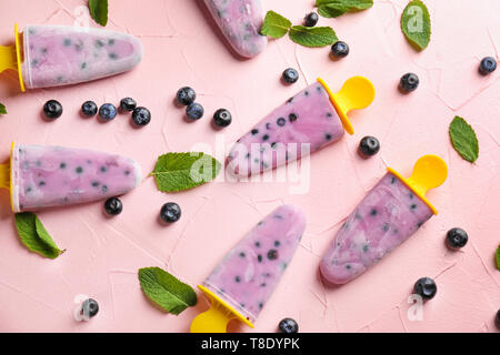 Gustosa mirtillo popsicles sul colore di sfondo Foto Stock