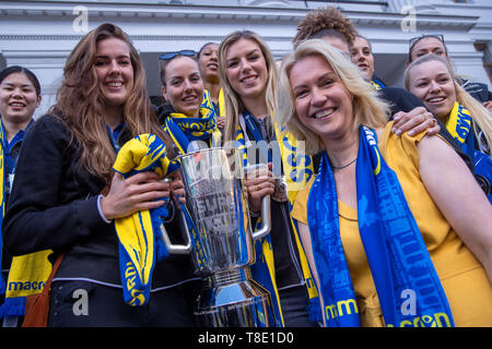 Schwerin, Germania. Il 12 maggio 2019. Il primo ministro di Mecklenburg-Vorpommern, Manuela Schwesig (SPD, r), riceve i pallavolisti Marie Schölzel (l), Anna Pogany (M) e Britt Bongaerts (quarta da destra) e il team del CSD Palmberg Schwerin davanti alla Cancelleria di Stato. Il CSD Palmberg Schwerin perso su 11.05.2019 dopo cinque round finale dell'ultimo gioco per il terzo campione tedesco in un titolo in fila. Credito: Jens Büttner/dpa-Zentralbild/dpa/Alamy Live News Foto Stock