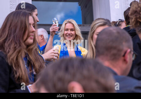 Schwerin, Germania. Il 12 maggio 2019. Il primo ministro di Mecklenburg-Vorpommern, Manuela Schwesig (SPD), celebra con i giocatori di pallavolo della SSC Palmberg Schwerin in occasione di un ricevimento a fronte della cancelleria dello stato. Il CSD Palmberg Schwerin perso su 11.05.2019 dopo cinque round finale ultima partita per il terzo campione tedesco titolo in una fila e divenne runner-up. Credito: Jens Büttner/dpa-Zentralbild/dpa/Alamy Live News Foto Stock