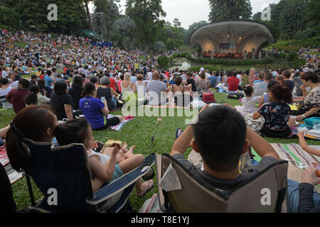 Singapore. Il 12 maggio 2019. Le persone che frequentano un concerto per la Festa della Mamma da Singapore Symphony Orchestra ha tenuto in Singapore Botanic Gardens il 12 maggio 2019. Credito: Quindi Chih Wey/Xinhua/Alamy Live News Foto Stock