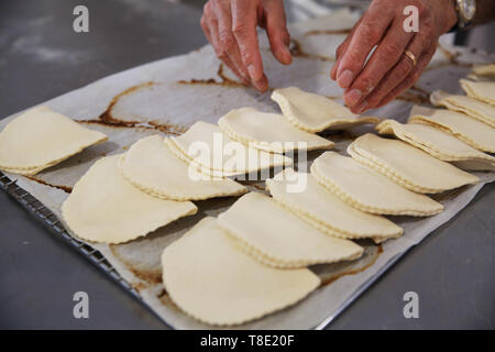 Parigi, Francia. 11 Maggio, 2019. Un fornaio fa il pane durante un festival di pane a Parigi, Francia, 11 maggio 2019. La XXIV sagra del pane è tenuto a Parigi dal 11 maggio al 19 presso la Place Louis L"¦pino, a pochi passi dalla cattedrale di Notre Dame. Credito: Gao Jing/Xinhua/Alamy Live News Foto Stock