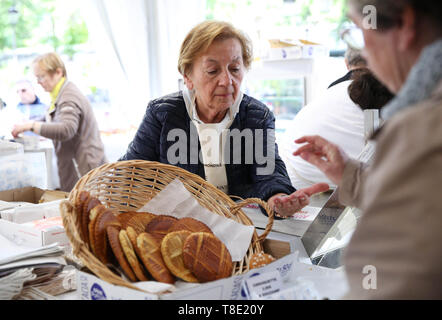 Parigi, Francia. 11 Maggio, 2019. Un cliente acquista pane durante un festival di pane a Parigi, Francia, 11 maggio 2019. La XXIV sagra del pane è tenuto a Parigi dal 11 maggio al 19 presso la Place Louis L"¦pino, a pochi passi dalla cattedrale di Notre Dame. Credito: Gao Jing/Xinhua/Alamy Live News Foto Stock