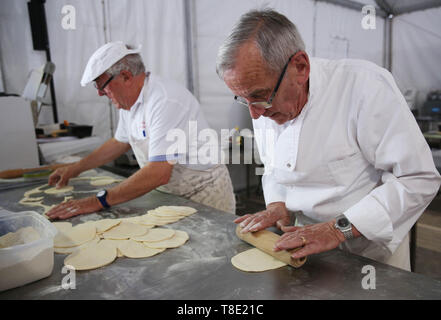 Parigi, Francia. 11 Maggio, 2019. Fornai fare il pane durante un festival di pane a Parigi, Francia, 11 maggio 2019. La XXIV sagra del pane è tenuto a Parigi dal 11 maggio al 19 presso la Place Louis L"¦pino, a pochi passi dalla cattedrale di Notre Dame. Credito: Gao Jing/Xinhua/Alamy Live News Foto Stock