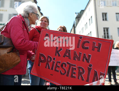 Freiburg, Germania. Il 12 maggio 2019. I partecipanti ad un'azione di protesta dell'iniziativa Maria 2, 0 della donna cattolica comunità nell arcidiocesi Freiburg tenere un poster con la scritta "anche io posso sacerdotessa? Prima della cattedrale. Circa 400 donne hanno invitato la Chiesa a ripensare e a promuovere la giustizia di genere in una azione di protesta. Credito: Patrick Seeger/dpa/Alamy Live News Foto Stock