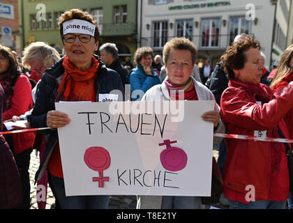 Freiburg, Germania. Il 12 maggio 2019. I partecipanti ad un'azione di protesta dell'iniziativa Maria 2.0 di donne cattoliche della comunità di nell Arcidiocesi di Freiburg tenere un poster con la scritta "Frauen Kirche" nelle loro mani di fronte alla cattedrale. Circa 400 donne hanno invitato la Chiesa a ripensare e a promuovere la giustizia di genere in una azione di protesta. Credito: Patrick Seeger/dpa/Alamy Live News Foto Stock