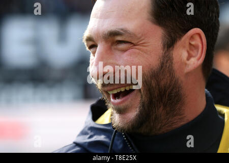 Hessen, Germania. Il 12 maggio 2019. 12 maggio 2019, Assia, Frankfurt/M.: Calcio - Bundesliga, Eintracht Frankfurt - FSV Mainz 05, XXXIII giornata in la Commerzbank Arena. Mainz coach Sandro Schwarz. Foto: Thomas Frey/dpa - NOTA IMPORTANTE: In conformità con i requisiti del DFL Deutsche Fußball Liga o la DFB Deutscher Fußball-Bund, è vietato utilizzare o hanno utilizzato fotografie scattate allo stadio e/o la partita in forma di sequenza di immagini e/o video-come sequenze di foto. Credito: dpa picture alliance/Alamy Live News Foto Stock