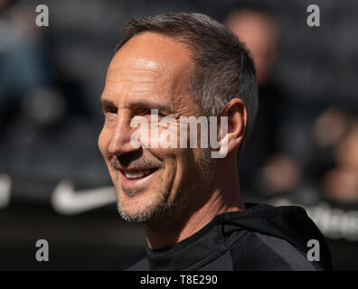 Hessen, Germania. Il 12 maggio 2019. Calcio: Bundesliga, Eintracht Frankfurt - FSV Mainz 05, XXXIII giornata in la Commerzbank Arena. Adi Hütter, pullman di Eintracht Francoforte, è circa a giocare nello stadio. Foto: Sila Stein/dpa - NOTA IMPORTANTE: In conformità con i requisiti del DFL Deutsche Fußball Liga o la DFB Deutscher Fußball-Bund, è vietato utilizzare o hanno utilizzato fotografie scattate allo stadio e/o la partita in forma di sequenza di immagini e/o video-come sequenze di foto. Credito: dpa picture alliance/Alamy Live News Foto Stock