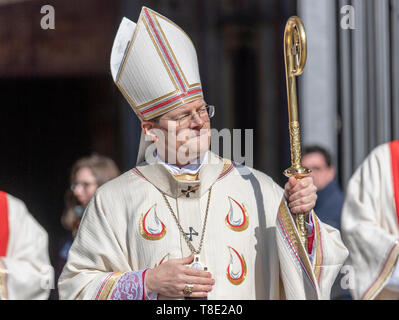 Freiburg, Germania. Il 12 maggio 2019. L Arcivescovo Stephan Burger passa le donne di Maria 2.0 iniziativa delle donne cattoliche della comunità di nell Arcidiocesi di Freiburg davanti alla cattedrale. Le donne detengono diversi banner nell'aria. Circa 400 donne hanno invitato la Chiesa a ripensare e a promuovere la giustizia di genere in una azione di protesta. Credito: Patrick Seeger/dpa/Alamy Live News Foto Stock