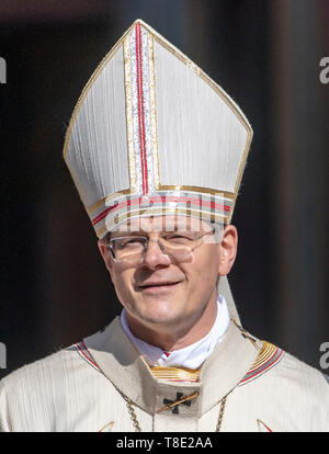 Freiburg, Germania. Il 12 maggio 2019. L Arcivescovo Stephan Burger passa le donne di Maria 2.0 iniziativa delle donne cattoliche della comunità di nell Arcidiocesi di Freiburg davanti alla cattedrale. Le donne detengono diversi banner nell'aria. Circa 400 donne hanno invitato la Chiesa a ripensare e a promuovere la giustizia di genere in una azione di protesta. Credito: Patrick Seeger/dpa/Alamy Live News Foto Stock
