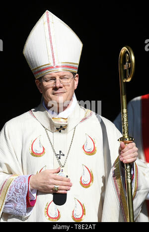 Freiburg, Germania. Il 12 maggio 2019. L Arcivescovo Stephan Burger passa le donne di Maria 2.0 iniziativa delle donne cattoliche della comunità di nell Arcidiocesi di Freiburg davanti alla cattedrale. Le donne detengono diversi banner nell'aria. Circa 400 donne hanno invitato la Chiesa a ripensare e a promuovere la giustizia di genere in una azione di protesta. Credito: Patrick Seeger/dpa/Alamy Live News Foto Stock
