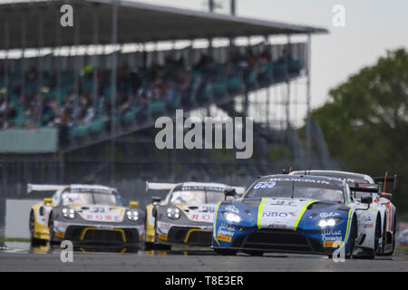 Silverstone, UK. Il 12 maggio 2019. Oman Racing con TF Sport Aston Martin Vantage AMR GT3 con driver Salih Yoluc, Ahmad Al Harthy & Charlie Eastwood durante il 2019 Blancpain GT Serie Endurance Cup presso il circuito di Silverstone, Silverstone, in Inghilterra il 12 maggio 2019. Foto di Jurek Biegus. Solo uso editoriale, è richiesta una licenza per uso commerciale. Nessun uso in scommesse, giochi o un singolo giocatore/club/league pubblicazioni. Credit: UK Sports Pics Ltd/Alamy Live News Foto Stock