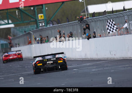 Silverstone, UK. Il 12 maggio 2019. Orange 1 FFF Racing Team Lamborghini Huracan GT3 2019 con Driver Phil Keen, Giovanni Venturini & Franck Perera segue SMP Racing Ferrari 488 GT3 con driver Miguel Molina, Mikhail Aleshin e Davide Rigon oltre le linee di prendere P2 durante il 2019 Blancpain GT Serie Endurance Cup presso il circuito di Silverstone, Silverstone, in Inghilterra il 12 maggio 2019. Foto di Jurek Biegus. Solo uso editoriale, è richiesta una licenza per uso commerciale. Nessun uso in scommesse, giochi o un singolo giocatore/club/league pubblicazioni. Credit: UK Sports Pics Ltd/Alamy Live News Foto Stock