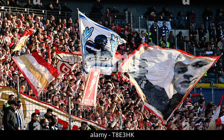 Hessen, Germania. Il 12 maggio 2019. Calcio: Bundesliga, Eintracht Frankfurt - FSV Mainz 05, XXXIII giornata in la Commerzbank Arena. Gli appassionati di Magonza allietare il loro team. Foto: Sila Stein/dpa - NOTA IMPORTANTE: In conformità con i requisiti del DFL Deutsche Fußball Liga o la DFB Deutscher Fußball-Bund, è vietato utilizzare o hanno utilizzato fotografie scattate allo stadio e/o la partita in forma di sequenza di immagini e/o video-come sequenze di foto. Credito: dpa picture alliance/Alamy Live News Foto Stock