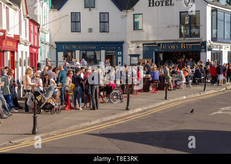 Baltimore, Irlanda, 12 maggio 2019, l'annuale Fiera di violino a Baltimora e portato fuori dalla folla per godersi la musica su una bella serata estati, gustando un drink e un pasto come il tramonto sul porto. Aphperspective credito/ Alamy Live News Foto Stock