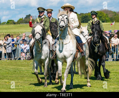 Il Museo del Volo, East Fortune, East Lothian, Scozia, Regno Unito il 12 maggio 2019. Esperienza di guerra: una giornata con la famiglia con tutte le cose relative al mondo di guerre tra cui un esibizione equestre da Les amis d''Onno stunt team con la partecipazione di musicisti vestiti con i costumi e le uniformi con i cavalli Foto Stock