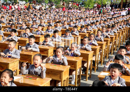 Lianyungang, Cina. Il 12 maggio 2019. Gli alunni pratica mentale a abacus Donghai County scuola primaria in Lianyungang, est cinese della provincia di Jiangsu. Credito: ZUMA Press, Inc./Alamy Live News Foto Stock