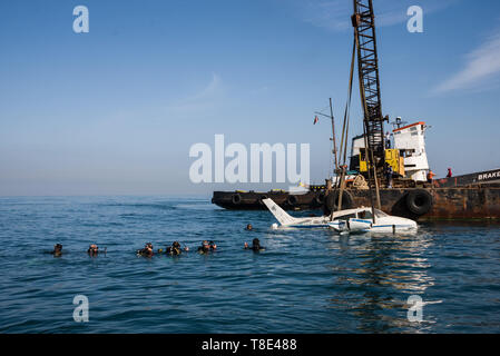 11 maggio 2019 - Saida, Libano - Divers dall'Sidoon Dive Academy visto la preparazione per andare verso il basso per verificare che l'aeromobile sia correttamente posizionato e fissato durante il progetto.smantellata velivoli sono winched nell'acqua fuori la città di Saida in Libano come parte di un progetto di conservazione per creare un reef artificiale. Il fondo del mare qui è arido così l idea è quella di fornire i pesci e invertebrati con strutture permanenti per dare loro un posto di razza e rifugio al fine di aumentare i pesci e vita marina stock per la pesca e il turismo. (Credito Immagine: © Elizabeth Fitt/SOPA immagini via ZUMA filo) Foto Stock