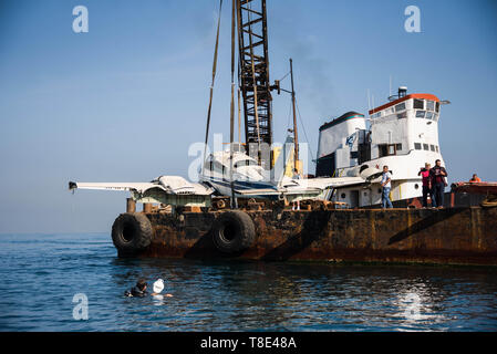 Saida, Libano. 11 Maggio, 2019. Una chiatta visto con aeromobili smantellata durante il progetto.smantellata velivoli sono winched nell'acqua fuori la città di Saida in Libano come parte di un progetto di conservazione per creare un reef artificiale. Il fondo del mare qui è arido così l idea è quella di fornire i pesci e invertebrati con strutture permanenti per dare loro un posto di razza e rifugio al fine di aumentare i pesci e vita marina stock per la pesca e il turismo. Credito: Elizabeth Fitt SOPA/images/ZUMA filo/Alamy Live News Foto Stock