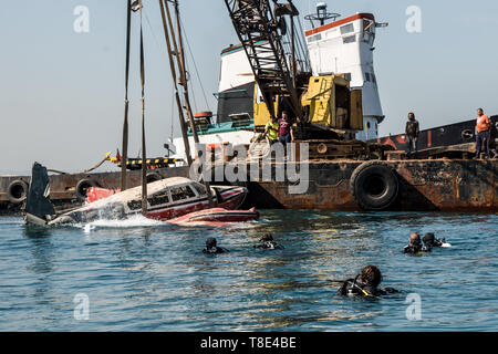 11 maggio 2019 - Saida, Libano - Divers dall'Sidoon Dive Academy visto la preparazione per andare verso il basso per verificare che l'aeromobile sia correttamente posizionato e fissato durante il progetto.smantellata velivoli sono winched nell'acqua fuori la città di Saida in Libano come parte di un progetto di conservazione per creare un reef artificiale. Il fondo del mare qui è arido così l idea è quella di fornire i pesci e invertebrati con strutture permanenti per dare loro un posto di razza e rifugio al fine di aumentare i pesci e vita marina stock per la pesca e il turismo. (Credito Immagine: © Elizabeth Fitt/SOPA immagini via ZUMA filo) Foto Stock