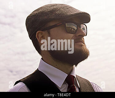 Gourock, Scozia, Regno Unito, 12 maggio 2019, UK Meteo. Sunny scorcher di un giorno per i primi giochi delle Highland di quest'anno come persone godetevi il sole in plaid. Credito traghetto Gerard/Alamy Live News Foto Stock