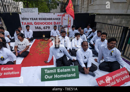 Londra, Regno Unito. Il 12 maggio 2019. Tamil iniziano uno sciopero della fame a Downing St che termina il 18 maggio, Tamil genocidio Giorno del Ricordo, vietata in Sri Lanka dove è celebrato come la Giornata della vittoria da parte del governo. Tamil rivendicazione vi erano 156,689 civili Tamil non contabilizzate alla fine della guerra, molti di loro uccisi da sgranare negli ultimi 5 mesi e nessuno è stato ritenuto responsabile. Essi chiedono il riconoscimento del genocidio Tamil, un tribunale internazionale per indagare sulle violenze ed autodeterminazione per i tamil in Sri Lanka. Peter Marshall / Alamy Live News Foto Stock