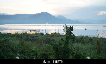 Marawi City, Filippine. Il 13 maggio 2019. La vita sta lentamente tornando indietro di Marawi città che fu pesantemente devastata durante il Marawi insurrezione. Maranao pescatore inizia la pesca sul lago Lanao a sunrise. Il lago di Lanao è uno dei 15 antico lago del mondo. Sherbien Dacalanio / Alamy Live News Foto Stock