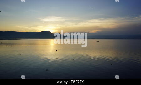 Marawi City, Filippine. Il 13 maggio 2019. La vita sta lentamente tornando indietro di Marawi città che fu pesantemente devastata durante il Marawi insurrezione. Maranao pescatore inizia la pesca sul lago Lanao a sunrise. Il lago di Lanao è uno dei 15 antico lago del mondo. Sherbien Dacalanio / Alamy Live News Foto Stock