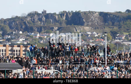 Dun Laoghaire, Dublino, Irlanda. Il 12 maggio 2019. Red Bull Cliff Diving World Series, finals giorno; gli spettatori si riuniscono intorno al molo per guardare la concorrenza Credito: Azione Sport Plus/Alamy Live News Foto Stock