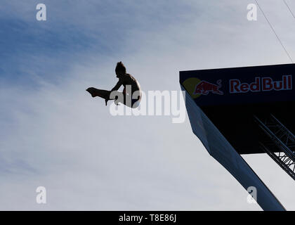 Dun Laoghaire, Dublino, Irlanda. Il 12 maggio 2019. Red Bull Cliff Diving World Series, finals giorno; un subacqueo durante la pratica dive Credito sessione: Azione Plus sport/Alamy Live News Foto Stock