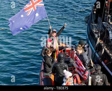 Dun Laoghaire, Dublino, Irlanda. Il 12 maggio 2019. Red Bull Cliff Diving World Series, finals giorno; i concorrenti nelle imbarcazioni con il loro paese flag vengono introdotte per gli spettatori Credito: Azione Sport Plus/Alamy Live News Foto Stock