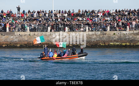 Dun Laoghaire, Dublino, Irlanda. Il 12 maggio 2019. Red Bull Cliff Diving World Series, finals giorno; i concorrenti nelle imbarcazioni con il loro paese bandiere areintroduced per gli spettatori Credito: Azione Sport Plus/Alamy Live News Foto Stock