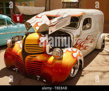 Santa Fe, Stati Uniti d'America. Il 12 maggio 2019. Un lowrider è visto alla celebrazione Lowrider e comunità il giorno di Santa Fe, Stati Uniti Stato del New Mexico, il 11 maggio 2019. L'evento celebrato la lunga storia del Chicano comunità nel Nuovo Messico. Lowriders sono veicoli che sono stati significativamente diminuita, e hanno generalmente idraulici o sistemi airbag che consentono ai veicoli di essere sollevato o abbassato a proprietari' comando. Credito: Richard Lakin/Xinhua/Alamy Live News Foto Stock