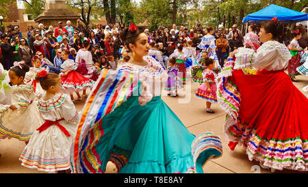 Santa Fe, Stati Uniti d'America. Il 12 maggio 2019. La popolazione locale la danza per festeggiare la celebrazione Lowrider e comunità il giorno di Santa Fe, Stati Uniti Stato del New Mexico, il 11 maggio 2019. L'evento celebrato la lunga storia del Chicano comunità nel Nuovo Messico. Lowriders sono veicoli che sono stati significativamente diminuita, e hanno generalmente idraulici o sistemi airbag che consentono ai veicoli di essere sollevato o abbassato a proprietari' comando. Credito: Richard Lakin/Xinhua/Alamy Live News Foto Stock