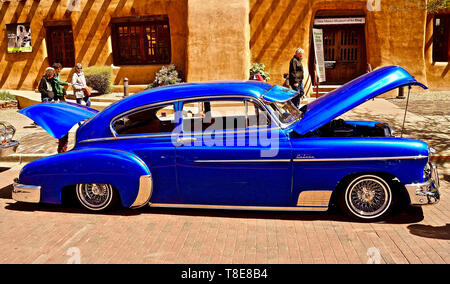 Santa Fe, Stati Uniti d'America. Il 12 maggio 2019. Un lowrider è visto alla celebrazione Lowrider e comunità il giorno di Santa Fe, Stati Uniti Stato del New Mexico, il 11 maggio 2019. L'evento celebrato la lunga storia del Chicano comunità nel Nuovo Messico. Lowriders sono veicoli che sono stati significativamente diminuita, e hanno generalmente idraulici o sistemi airbag che consentono ai veicoli di essere sollevato o abbassato a proprietari' comando. Credito: Richard Lakin/Xinhua/Alamy Live News Foto Stock