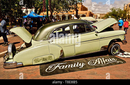 Santa Fe, Stati Uniti d'America. Il 12 maggio 2019. Un lowrider è visto alla celebrazione Lowrider e comunità il giorno di Santa Fe, Stati Uniti Stato del New Mexico, il 11 maggio 2019. L'evento celebrato la lunga storia del Chicano comunità nel Nuovo Messico. Lowriders sono veicoli che sono stati significativamente diminuita, e hanno generalmente idraulici o sistemi airbag che consentono ai veicoli di essere sollevato o abbassato a proprietari' comando. Credito: Richard Lakin/Xinhua/Alamy Live News Foto Stock