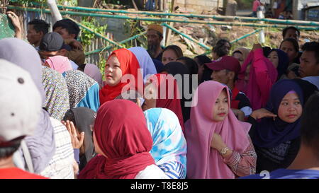 Marawi City, Filippine. Il 13 maggio 2019. Centinaia di musulmani Maranao in attesa al di fuori del distretto di voto come elezione ufficiali sono che fissa il malfunzionamento di macchine di voto durante la giornata elettorale 2019 in Marawi City. Sherbien Dacalanio / Alamy Live News Foto Stock