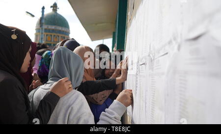 Marawi City, Filippine. Il 13 maggio 2019. Maranao musulmani accorsi a scuole e circoscrizioni di voto per il loro voto per il 2019 midterms elezioni nazionali. Gli elettori sono occhiatura per candidati che può proteggerli dalle minacce del terrorismo perché non vogliono accadere Marawi insurrezione di nuovo. Sherbien Dacalanio / Alamy Live News Foto Stock