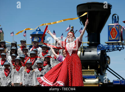 (190513) -- Pechino, 13 maggio 2019 (Xinhua) -- Una performance è tenuto per festeggiare il centocinquantesimo anniversario del completamento della prima negli Stati Uniti ferrovia transcontinentale al Golden Spike Parco storico nazionale al vertice del promontorio, gli Stati Uniti, 10 maggio 2019. (Xinhua/Li Ying) Foto Stock